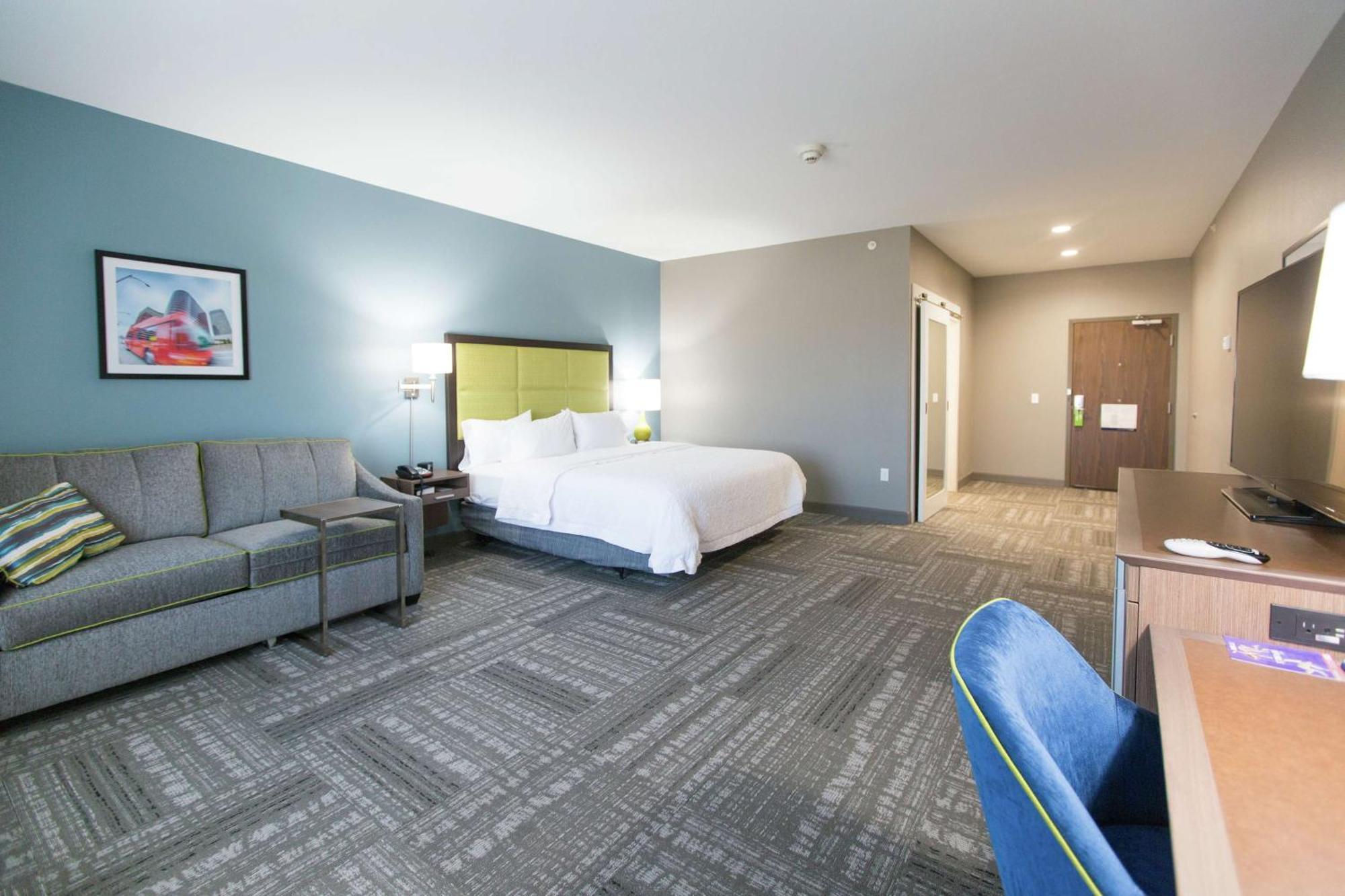 Hampton & Hotel
