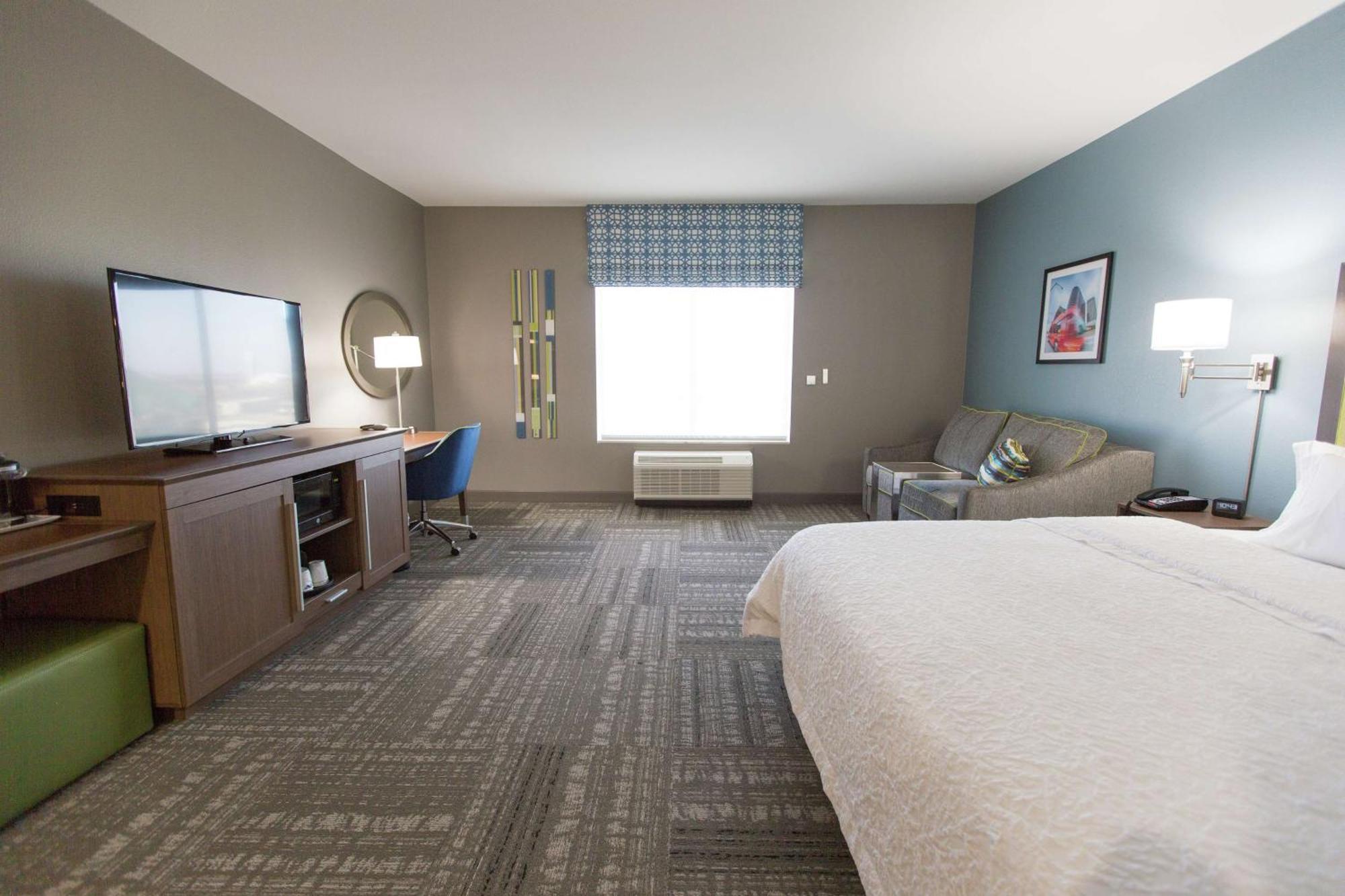 Hampton & Hotel